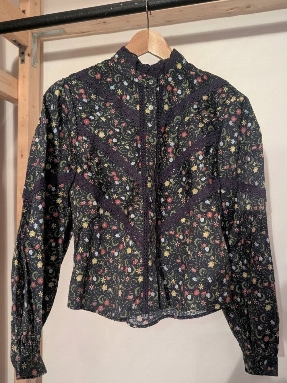 Icone floral Lace-Trim High-Neck Blouse